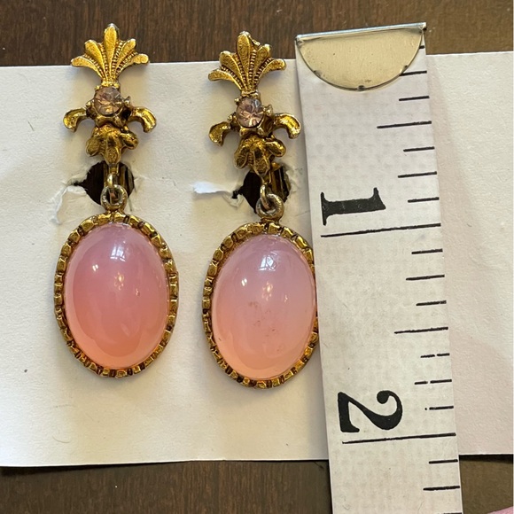Vintage Pink Moonglow Cabochon Drop Clip Gold Tone Earrings Fleur de Lis - Picture 8 of 8